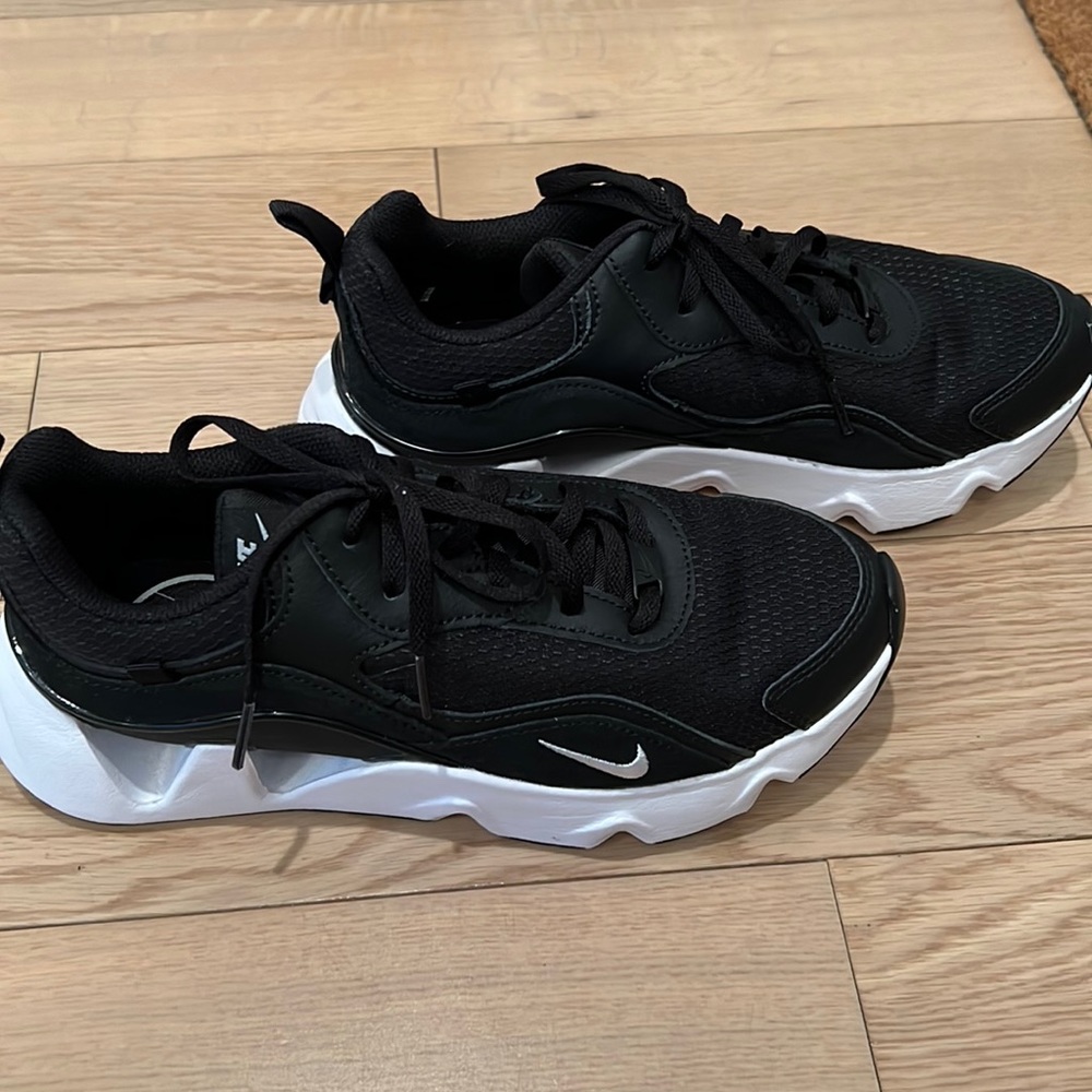Nike Ryz 365 2 Women's Shoe
Size 8